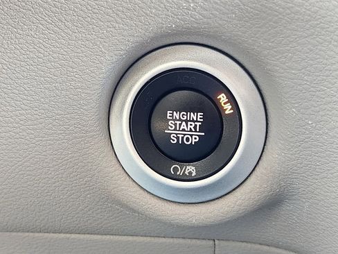 Used 2023 Chrysler Pacifica Touring-L FWD image 22