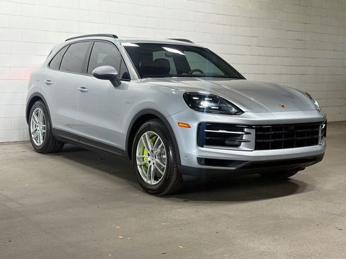 Certified 2026 Porsche Cayenne E-Hybrid AWD/4WD image 6
