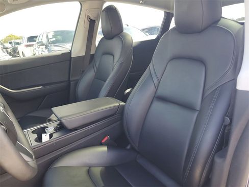 Used 2022 Tesla Model Y Long Range image 22