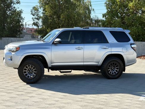Used 2018 Toyota 4Runner SR5 AWD/4WD image 7