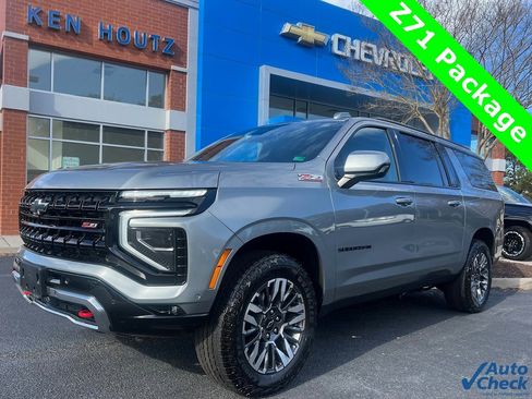 Used 2025 Chevrolet Suburban Z71 image 1