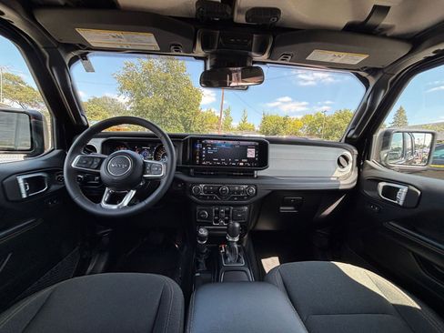 Used 2025 Jeep Wrangler Unlimited Sahara AWD/4WD image 33
