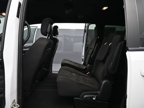 Used 2020 Dodge Grand Caravan SE image 13