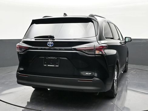 Used 2025 Toyota Sienna XLE w/ XLE Plus Package FWD image 32
