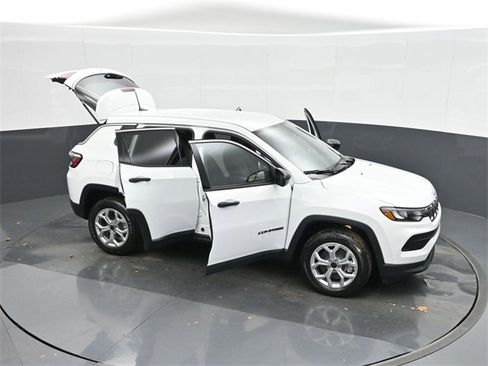 Used 2025 Jeep Compass Sport image 41