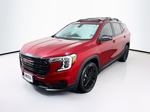 Used 2024 GMC Terrain SLE w/ Driver Convenience Package image 3