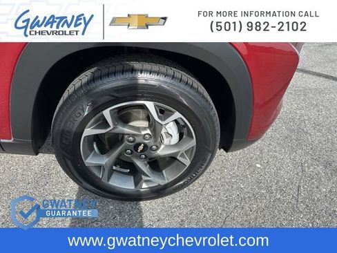 Used 2025 Chevrolet Trax LT w/ LT Convenience Package FWD image 12
