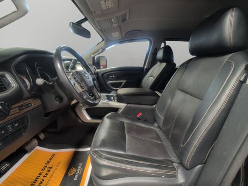 Used 2018 Nissan Titan SL w/ Chrome Package AWD/4WD image 9