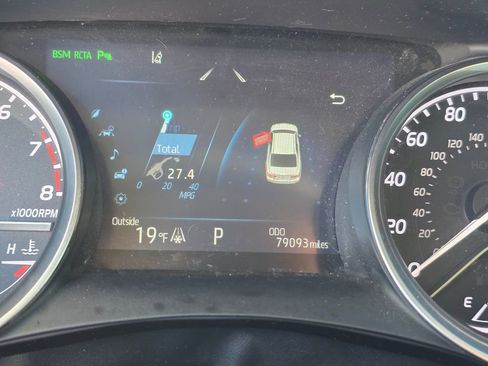 Used 2018 Toyota Camry XLE image 19