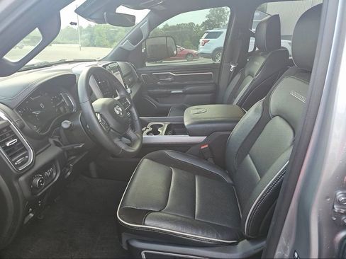 Used 2024 RAM 1500 Laramie AWD/4WD image 4