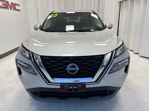 Used 2023 Nissan Rogue SV image 2