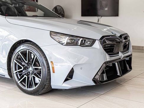 Used 2025 BMW M5 w/ Carbon Package image 3