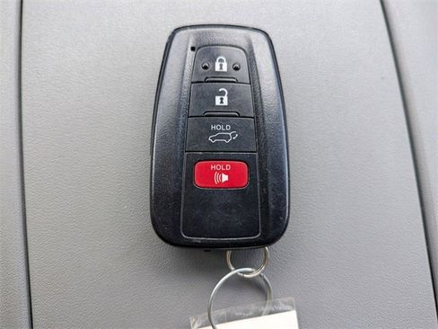 Used 2023 Toyota Highlander LE image 32