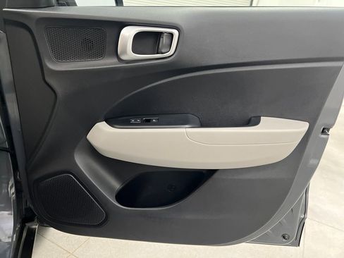 Used 2025 Hyundai Venue SEL FWD image 24