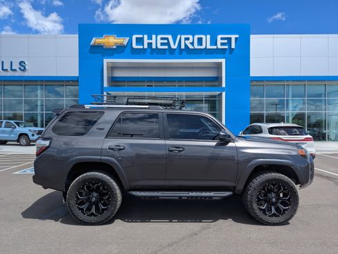 Used 2018 Toyota 4Runner TRD Off-Road AWD/4WD image 38