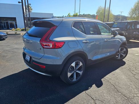 Used 2025 Volvo XC40 B5 Core AWD/4WD image 3