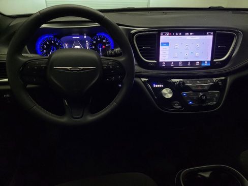 Used 2022 Chrysler Pacifica Touring AWD/4WD image 22