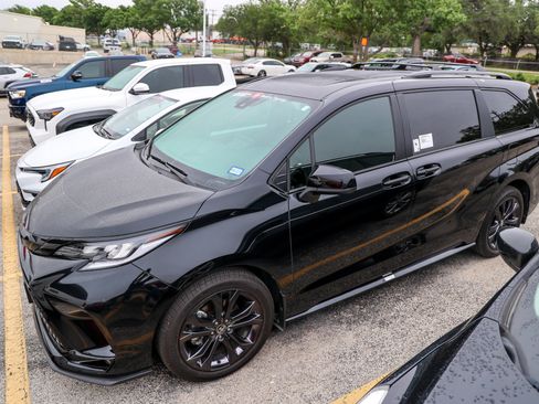 Used 2025 Toyota Sienna XSE w/ XSE Plus Package FWD image 3