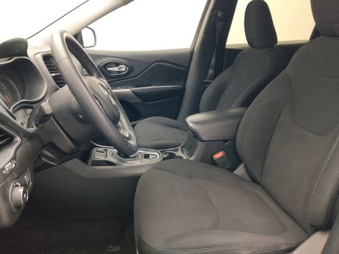 Used 2019 Jeep Cherokee Latitude w/ Popular Appearance Group FWD image 17