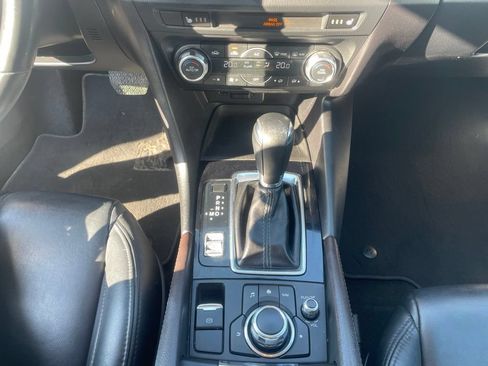 Used 2018 MAZDA MAZDA3 Touring FWD image 12