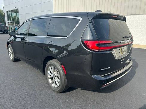 Used 2023 Chrysler Pacifica Touring-L w/ Uconnect Theater Family Group AWD/4WD image 14