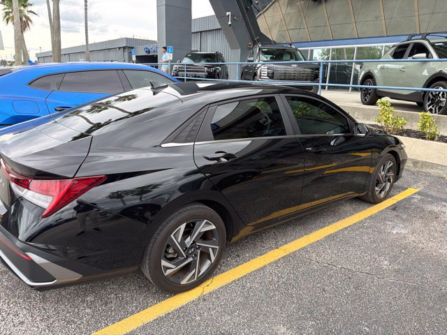 Used 2025 Hyundai Elantra SEL FWD image 4