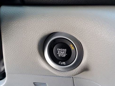 Used 2020 Chrysler Pacifica Touring-L image 14