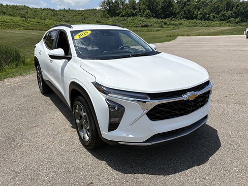 Used 2025 Chevrolet Trax LT FWD image 7