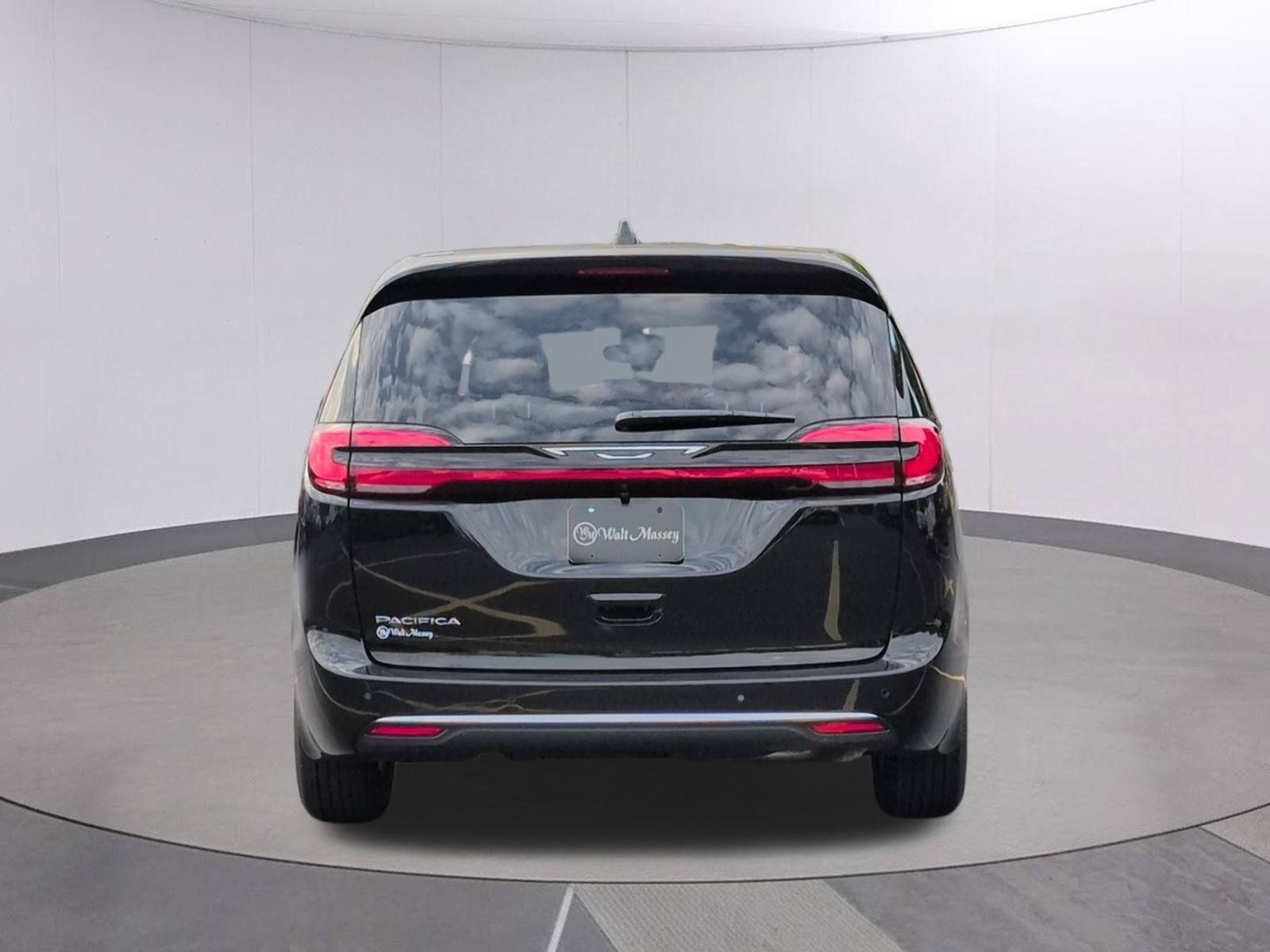 New 2027 Chrysler Pacifica Select FWD image 4