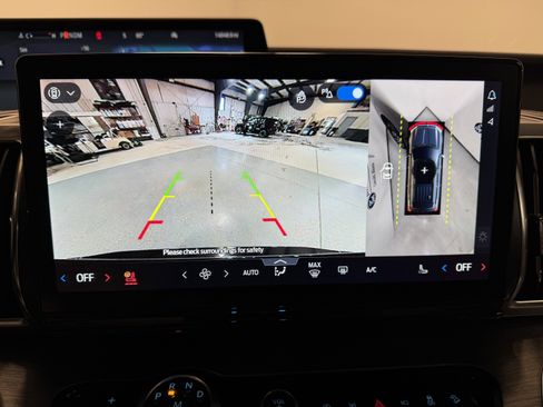 Used 2025 Ford Expedition Platinum image 12