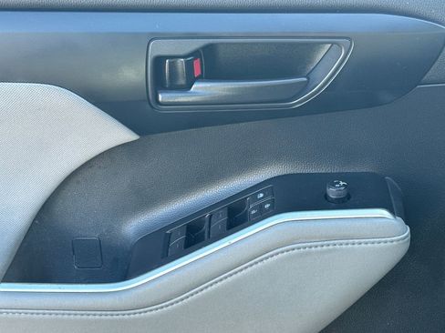 Used 2021 Toyota Highlander LE image 35