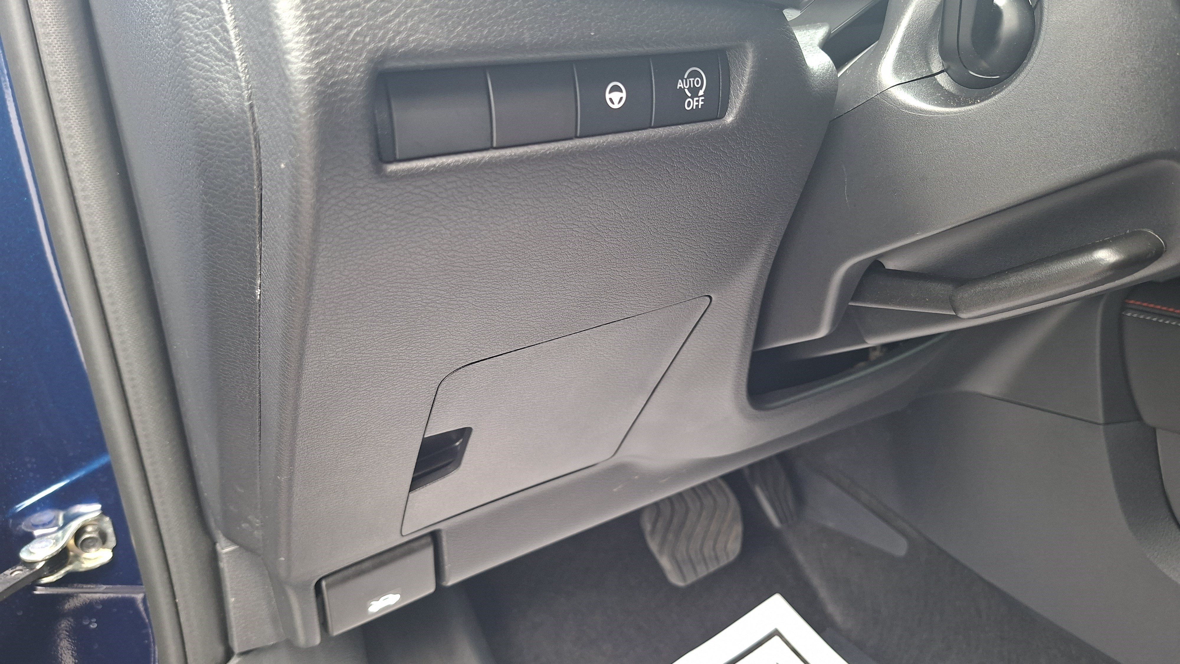Certified 2025 Nissan Kicks SR FWD image 10