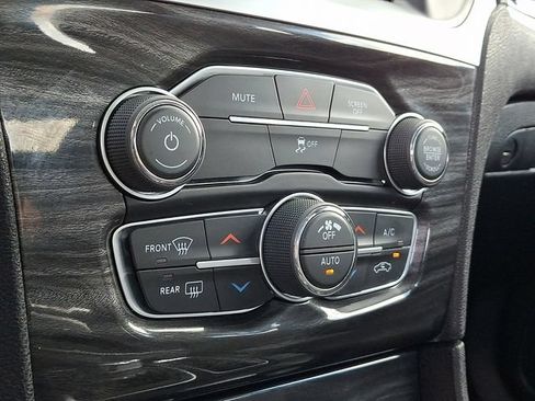 Used 2018 Chrysler 300 Touring RWD image 16