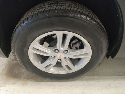 Used 2023 GMC Terrain SLE w/ Driver Convenience Package image 3