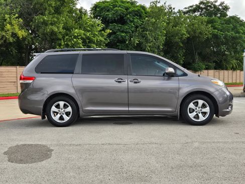 Used 2013 Toyota Sienna LE FWD image 2