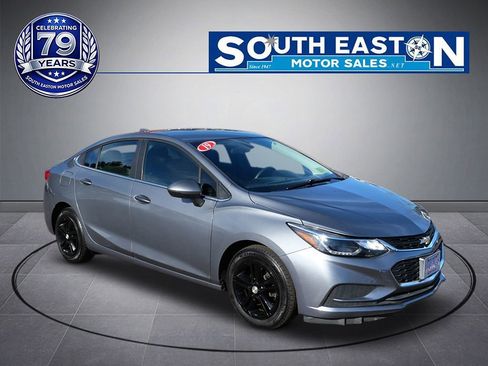 Used 2018 Chevrolet Cruze LT w/ Convenience Package FWD image 2