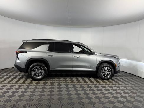 Used 2025 Chevrolet Traverse LT FWD image 7