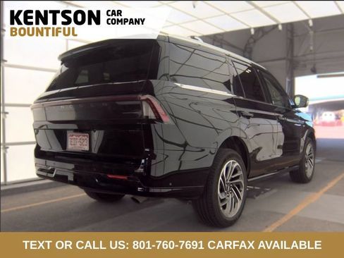 Used 2025 Lincoln Navigator Reserve AWD/4WD image 2