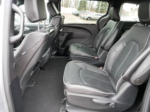 Used 2021 Chrysler Pacifica Limited w/ Uconnect Theater Family Group image 34