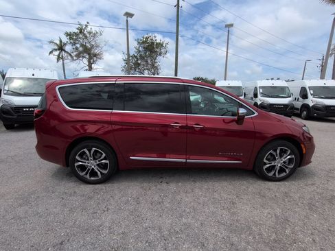 Used 2024 Chrysler Pacifica Pinnacle AWD/4WD image 4