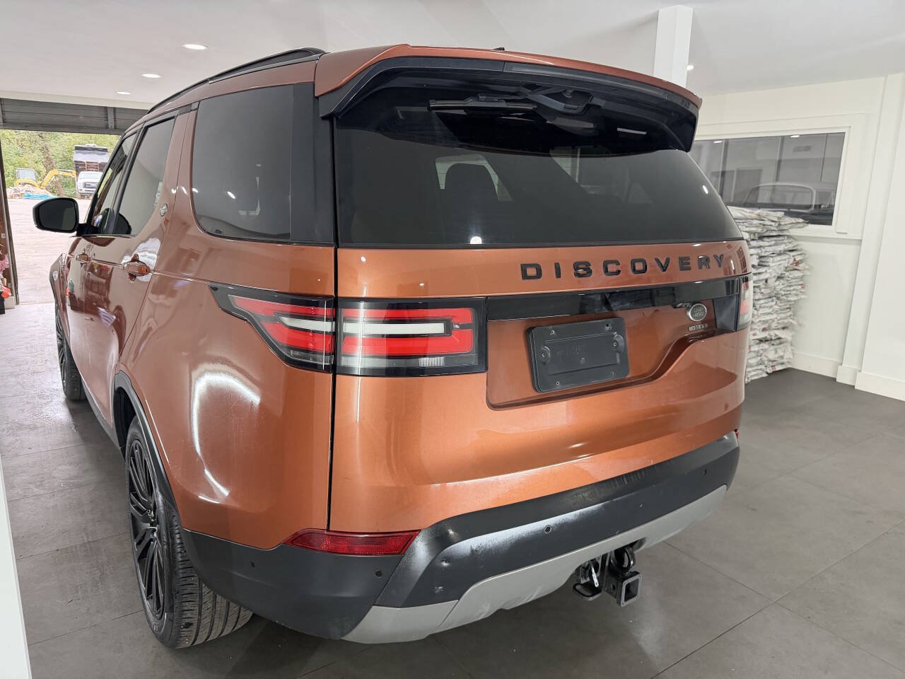 Used 2017 Land Rover Discovery HSE AWD/4WD image 5