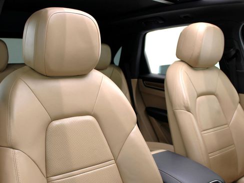 Used 2019 Porsche Cayenne image 48