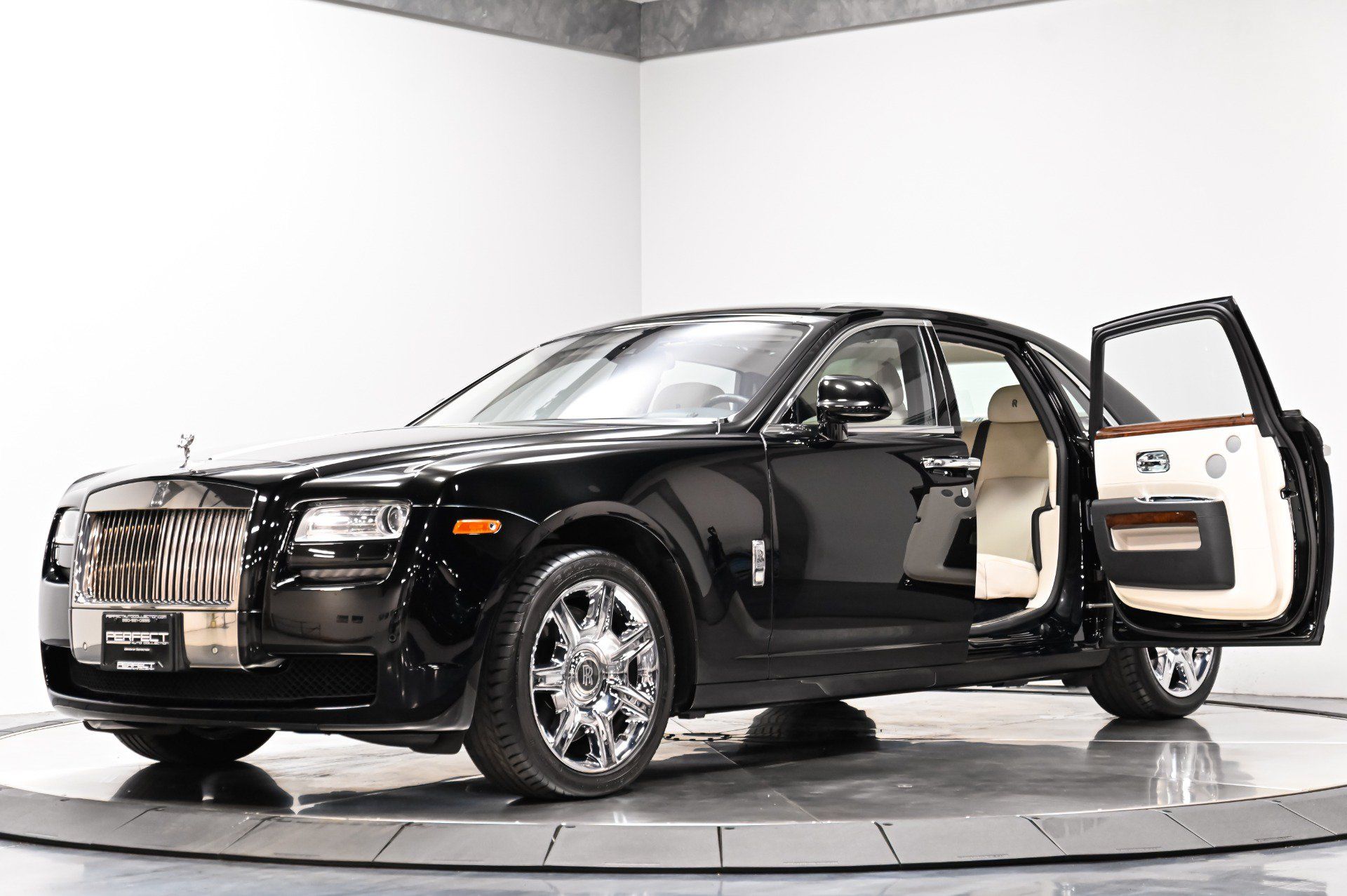 Used 2012 Rolls-Royce Ghost RWD image 2