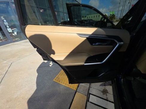 Used 2021 Toyota RAV4 XLE Premium image 22