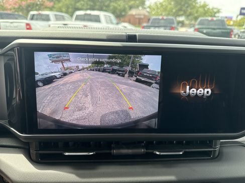 Used 2025 Jeep Wrangler Unlimited Sahara AWD/4WD image 28