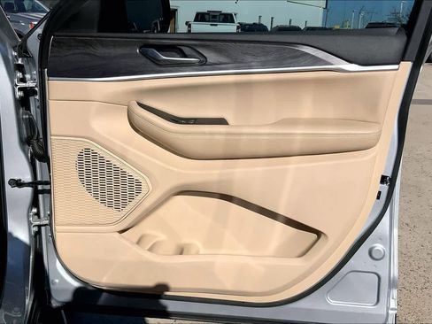 Used 2023 Jeep Grand Cherokee Limited image 21