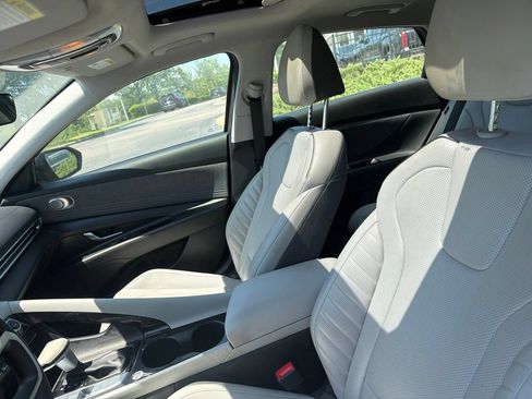 Used 2025 Hyundai Elantra Limited FWD image 9