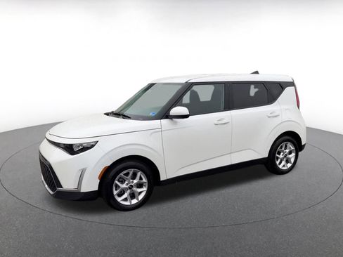 Used 2025 Kia Soul LX w/ LX Technology Package FWD image 8