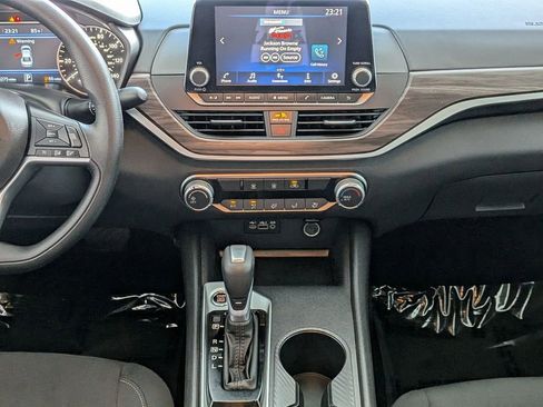 Used 2025 Nissan Altima 2.5 SV FWD image 19