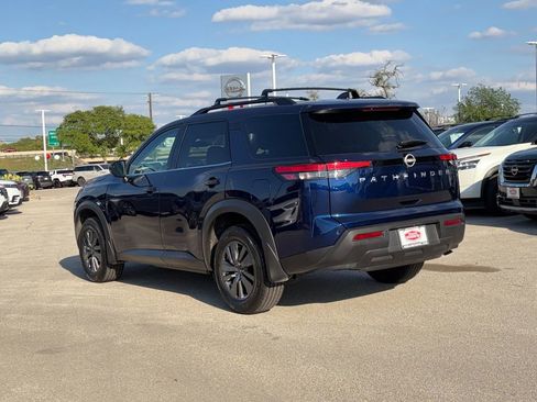 Used 2025 Nissan Pathfinder SV image 6